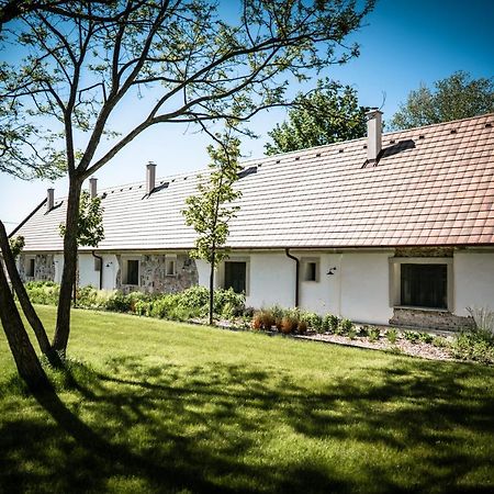 Pajta Apartman Es Vendeghaz 塔塔 外观 照片
