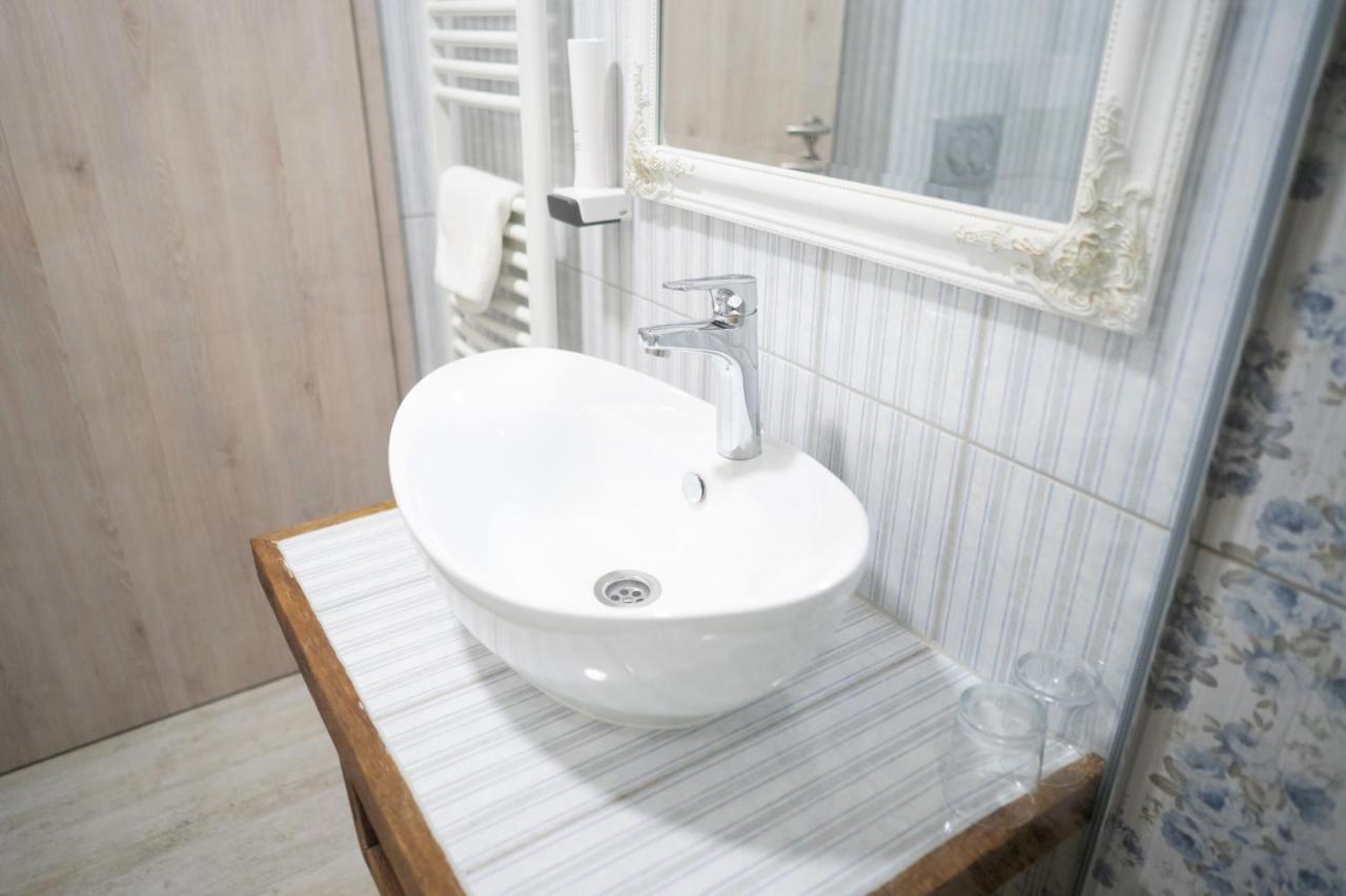 Pajta Apartman Es Vendeghaz 塔塔 外观 照片