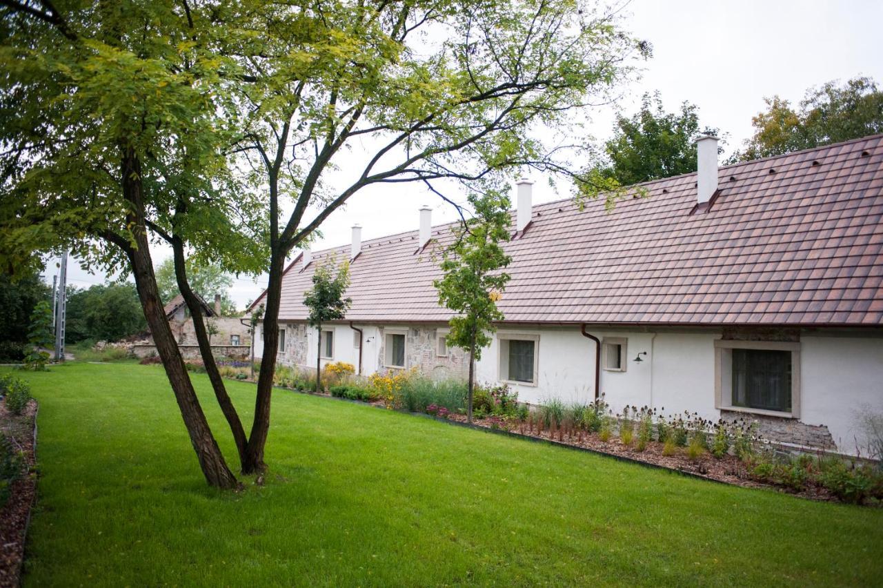 Pajta Apartman Es Vendeghaz 塔塔 外观 照片